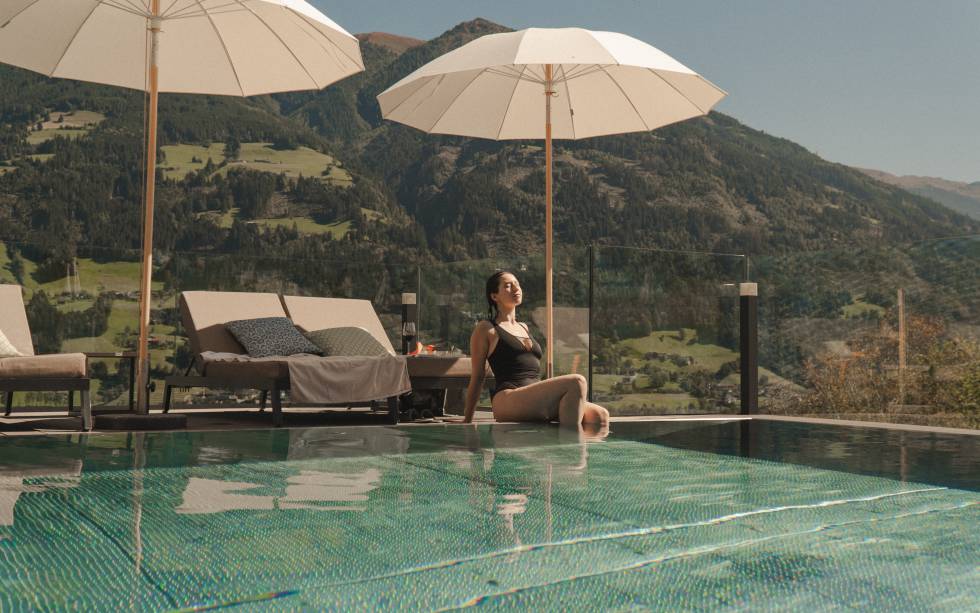 Frau sitzt am Panoramapool