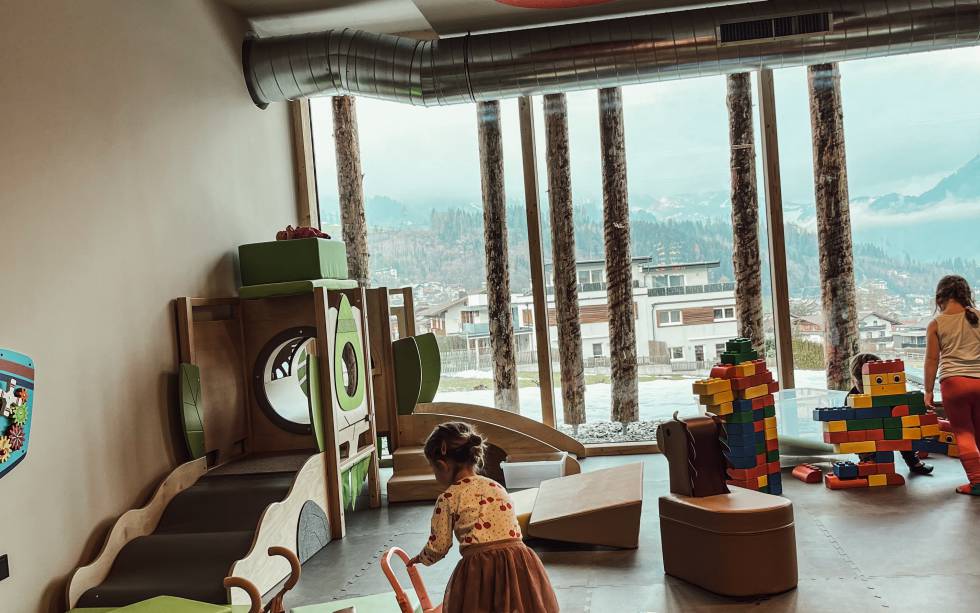 Kinder spielen in der Area 500