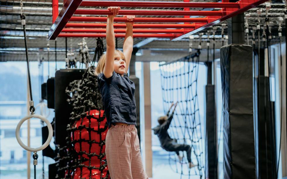 Kind im Kletterparcours der Area500