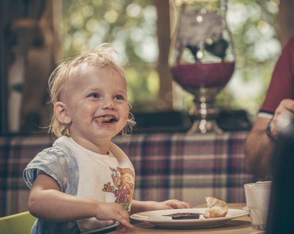 Kind eim Essen