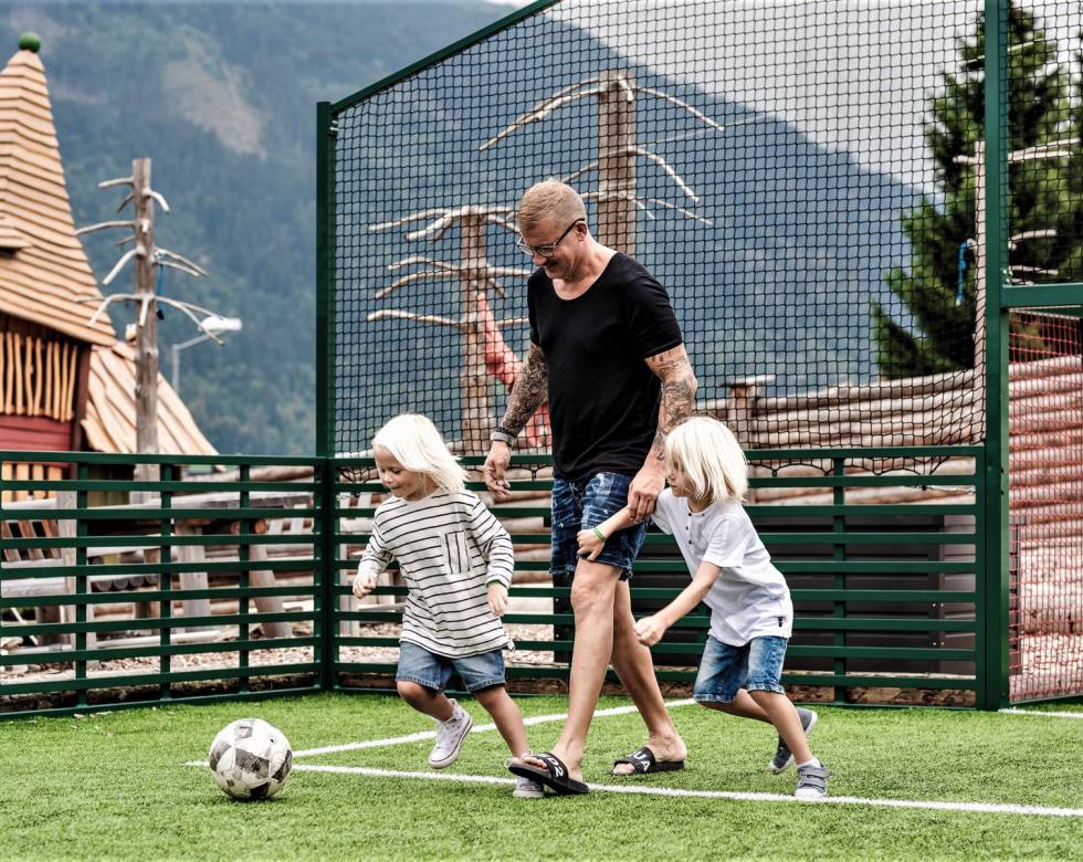 Papa spielt mit den Söhnen Fußball