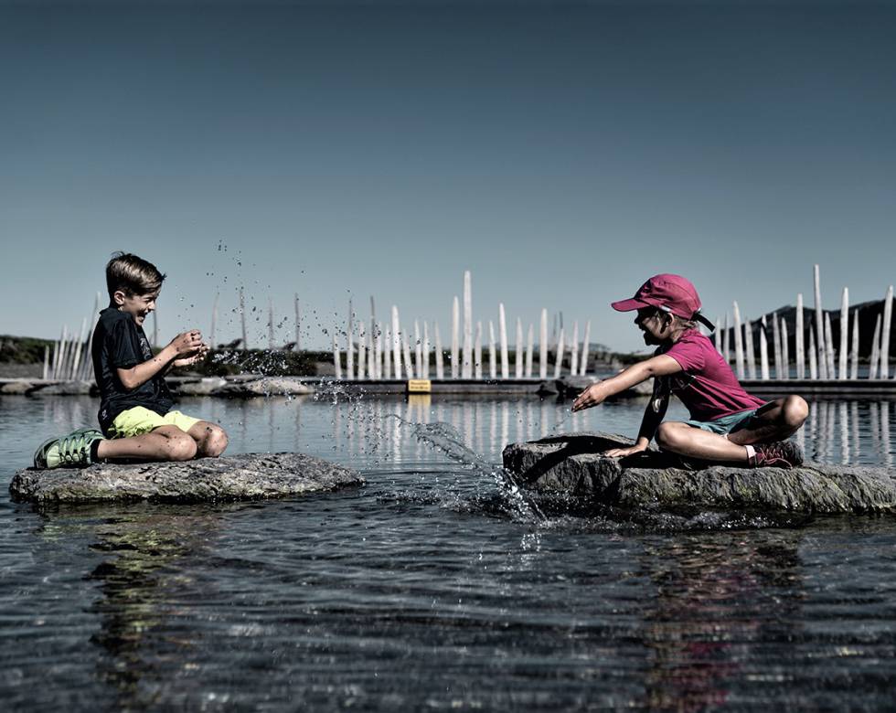 Kinder spielen auf Steinen am Fichtensee