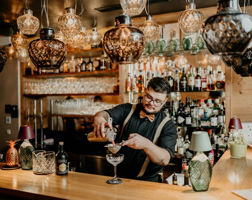 Barkeeper bereitet Cocktail in der Bar zu