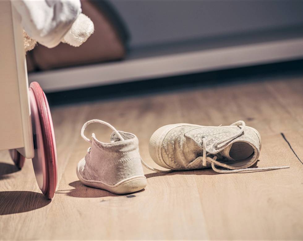 Kinderschuhe liegen auf dem Boden