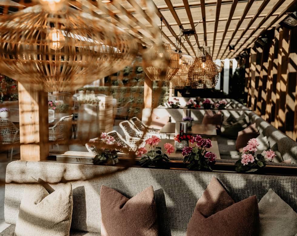 Mia Alpina Terrasse mit Loungemöbel