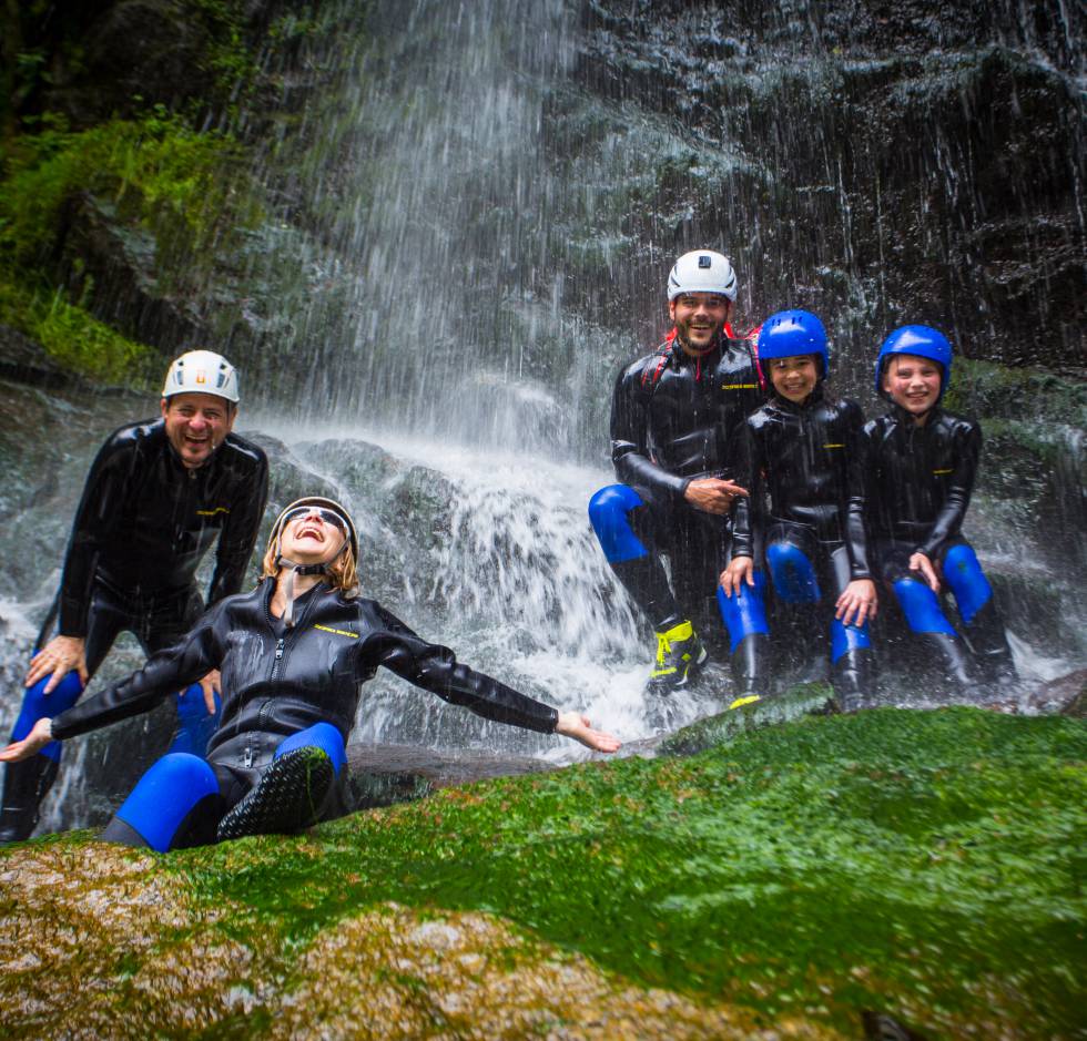 Familie beim Canyoning im Zillertal