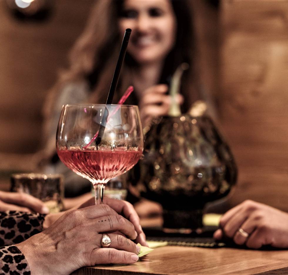 Freunde stoßen mit Cocktails an