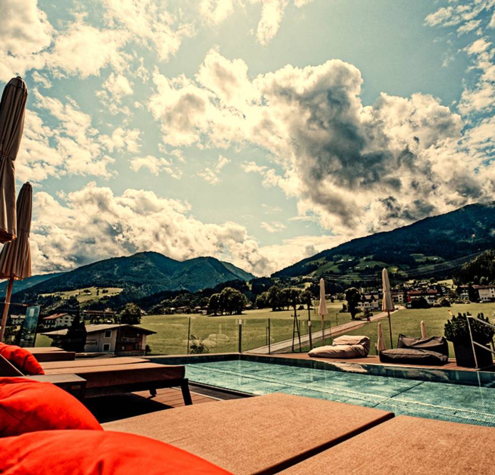 Panoramapool mit Blick auf Fügen