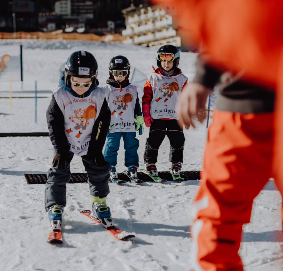 Kinder lernen Ski fahren in Alpinis Skischule