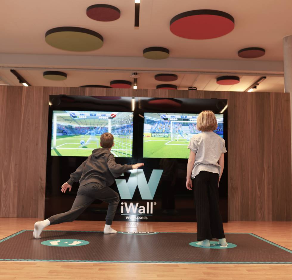 Kinderspielen an der Videowand